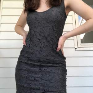 Denna spetsklänning kommer ifrån Gina Tricot och är i storlek 36/S🧉. Klänningen är en relativt kort med den sitter som en smäck på kroppen!