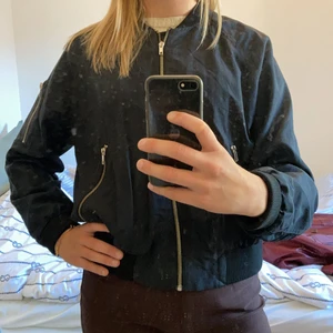 Bomberjacka Weekday Medium - En tunn svart jacka från Weekday i storlek M. Skriv för mer bilder/frågor! 🌞