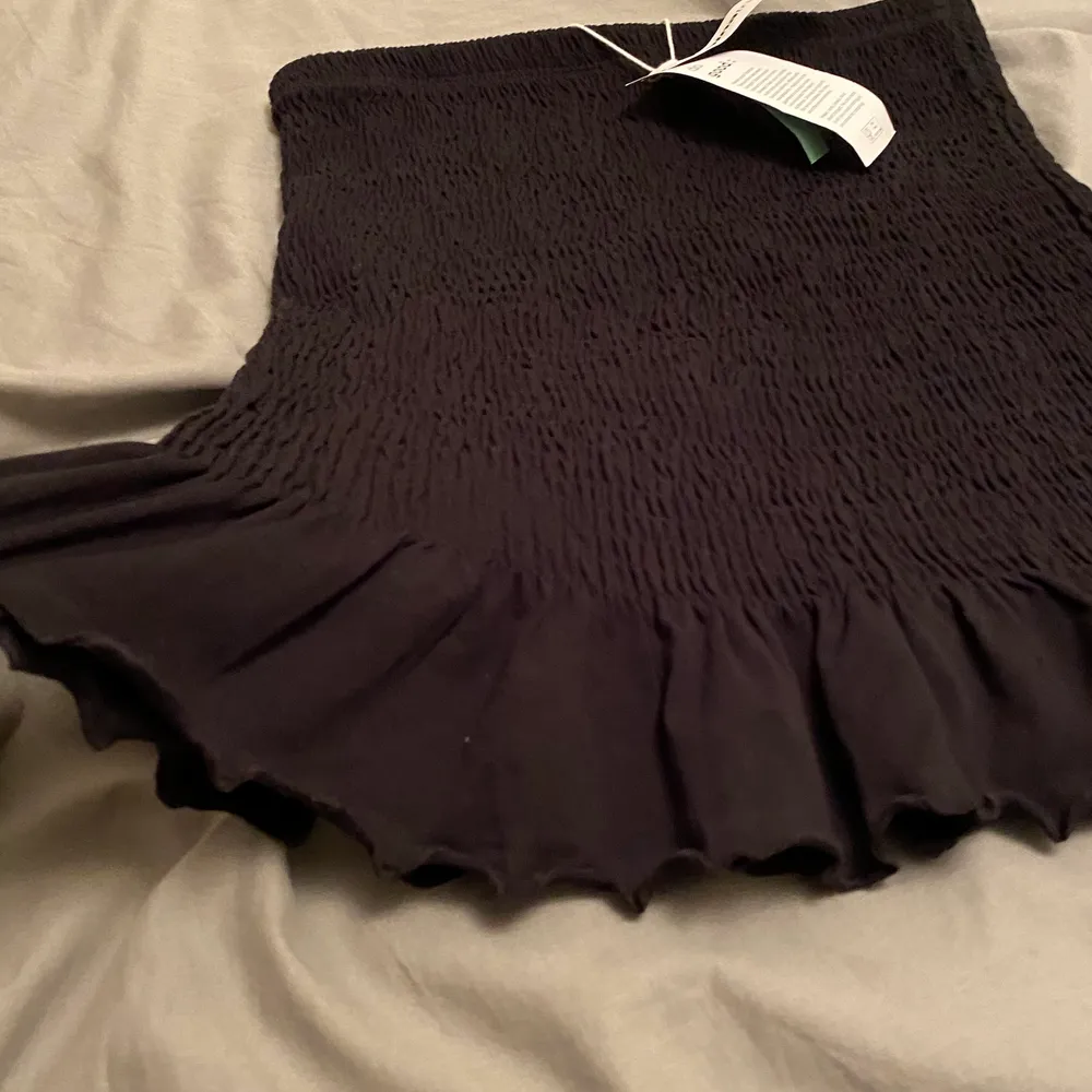 Svart kjol från ginatrickot med en detalj på slutet🖤 stl M. Kjolar.