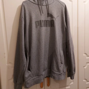 Puma huvtröja i storlek XL  - Bekväm puma tjocktröja som säljs pågrund av den inte passar. Den är använd. 