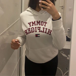 Tommy hilfigher hoddie - Den är i väldigt bra skick. Storlek 164 vilket passar mig som bär på storlek xs-s. Ordinarie pris 700kr