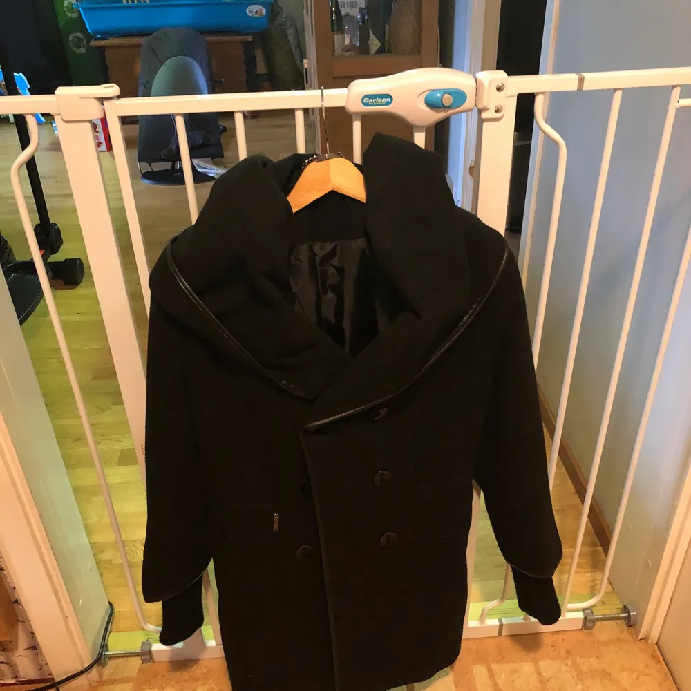 Jag säljer en svart kappa, lättanvändad, ser nästan nytt ut. Storlek 42. Jackor.