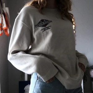 Sweatshirt  - En beige sweatshirt feån hm strl L. Använt skick (dm för bilder). Köpt från man avdelningen