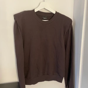 Tröja med axelvaddar - Tröja med axelvaddar från Gina Tricot i en jättefin brun nyans!💕 Aldrig använd, bara provad!