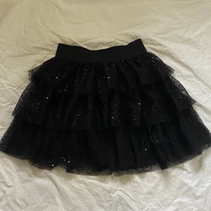 söt ruschad kjol - ruschad kjol med paljetter och lager. Barnstorlek men resår i midjan så är töjbar. Frakt tillkommer (köparen står för frakten). Först till kvarn! ❤️ (Finns kvar om annonsen ej är markerad såld) bud på 330 + frakt just nu