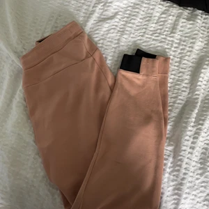 Peak performance mjukisar - Mjukisbyxor använda fåtal ggr, ett hål i fickan men stör inte 