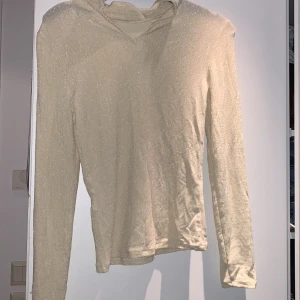 Långärmad superfin tröja i strl xs☺️ - Jättefin långärmad tröja med glitter på, den är en blandning av bech och vit😍Aldrig använd och säljer dörför tar onödig plats i garderoben💞☺️