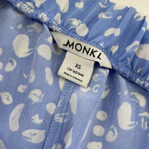 Monki kjol - En kjol från monki som är köpt förra året och har blivit för kort för mig. Den är helt som ny och inte använd så mycket. Skriv för mer bilder eller frågor. <3