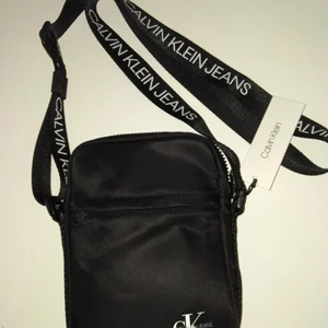 Calvin Klein axelväska prislapp kvar - Aldrig använd, prislapp kvar nypris 450. 