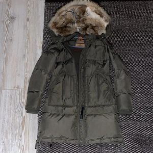 Para jumper jacka - Köpte jackan begagnad i ny skick för 9000kr, använd den 10 gånger, kemtvättad efter vintern så helt ren, finns inga skador på jackan. Den är i storlek xs.😊 säljer den pågrund av att jag vill ha en annan jacka