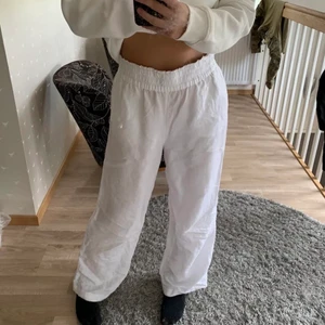 Linnebyxor - Superfina linnebyxor från H&M, kanten går att vika ner så att de blir lågmidjade❣️Aldrig använda med prislappen kvar, säljer eftersom att de tyvärr inte kommer till användning. Lånade bilder av ”debbieandersen”💘 Säljer för 180kr, FRI FRAKT💗