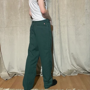 Gröna Dickies - Forest green Dickies. Superfina och använda! Jag är 182cm lång.