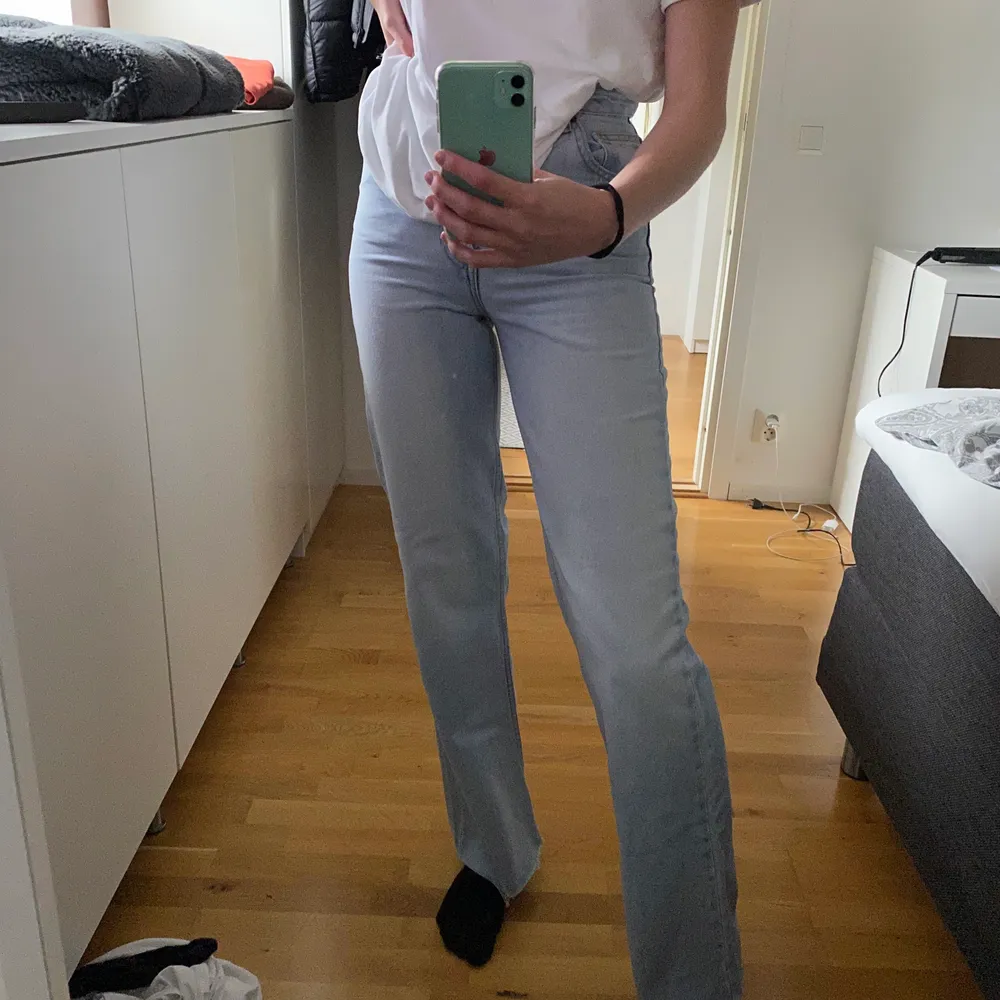 Säljer dessa jeans från Zara som tyvärr aldrig har använts då dem är för små. Modellen har en rak passform och är i en perfekt längd i benen för mig som är 176 cm. . Jeans & Byxor.