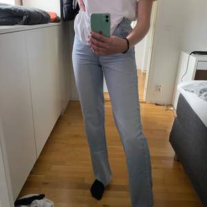 Säljer dessa jeans från Zara som tyvärr aldrig har använts då dem är för små. Modellen har en rak passform och är i en perfekt längd i benen för mig som är 176 cm. 