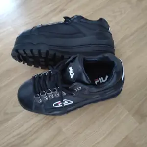 Skor sneakers Fila svart storlek 37
