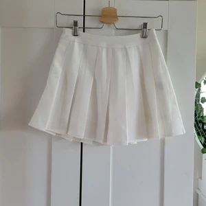 !!Pleated skirt!! - Säljer denna sjukt fina kjol från Fashion&dyt då den tyvärr var för liten för mig. Köpt här på plick av en fantastisk tjej och endast testad.. Shorts på insidan och midjemåttet är 68-70cm❤