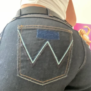 Wrangler jeans - Säljer lika jätte fina mörkblåa wrangler jeans som ej kommer till användning längre. Dem sitter jätte fint och har en väldigt fin färg!