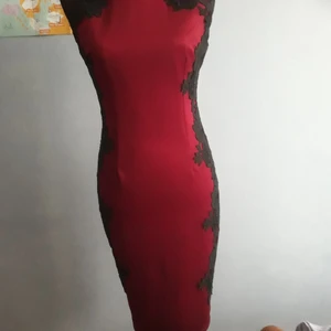 Fest klänning. - Denna romantiska klänningen ifrån nelly köpte jag för flera år sen, fast den va för stor, och sedan dess har jag aldrig mer använt den. Den är rak i formen, stretch material, och den är mer mörkare än vad den är på bilden, de svarta lace detaljerna är snygga, och passar perfekt på romantiska middagar eller dejter. Klänningen ska vara medium men KAN passa en som är mellan medium och large! Hör av er ifall om ni har fler frågor! 🍒