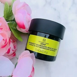 The Body Shop - Hemp Nourishing OvernightMask - Helt ny/oöppnad "The Body Shop - Hemp Nourishing Overnight Rescue Mask" , 75ml.                           Denna nattmask lägger sig över ansiktet som en rikligt fuktboostande hinna och överöser torr hud med fukt i upp till 72 timmar utan att kladda eller  strama åt huden, tack vare den vårdande hampafröoljan. Masken är även berikad med Community Fair Trade-producerad Aloe Vera från Mexico, som tillsammans med hampafröoljan arbetar för att intensivt vårda och lena huden. (Ordinariepris 195:-) 