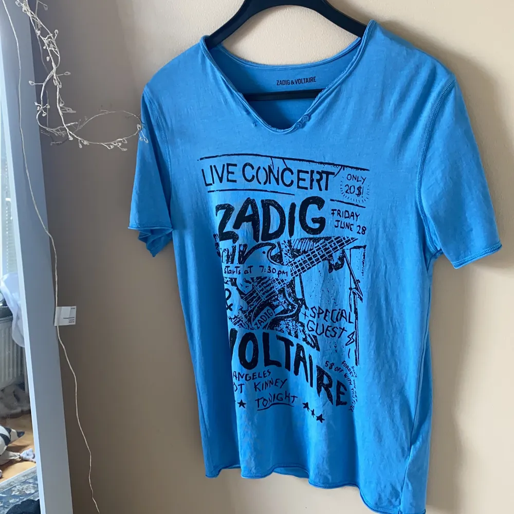 Funderar på att sälja min jättepopulära Zadig t-shirt! Detta är endast en intressekoll, säljer alltså bara för bra bud❤️ Buda från 350kr! (Tredje bilden är från min syrras tiktok med min tröja) Bud: 500kr. T-shirts.