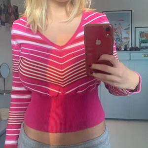Rosa randig tröja - Köpt på second hand i Aten i somras men kommer inte till använding pga att den är lite liten för mig och inte riktigt min stil 🙁 skulle säga att den är en XS-S men funkar också på mig som är M, bara att armarna är liiite korta. Kan mötas i Sthlm annars tillkommer frakt! 