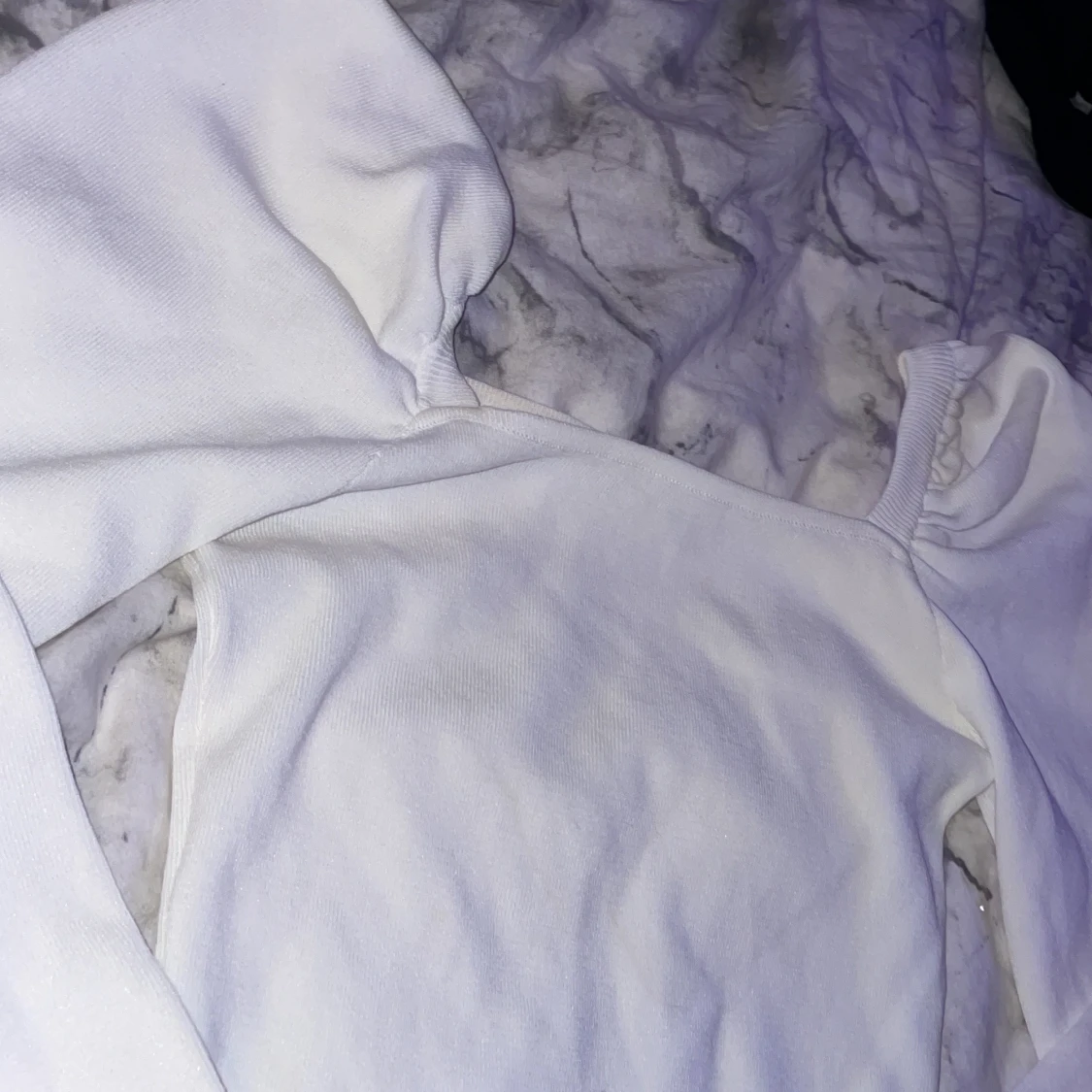 Vit tröja med lite puff på armarna typ - 90