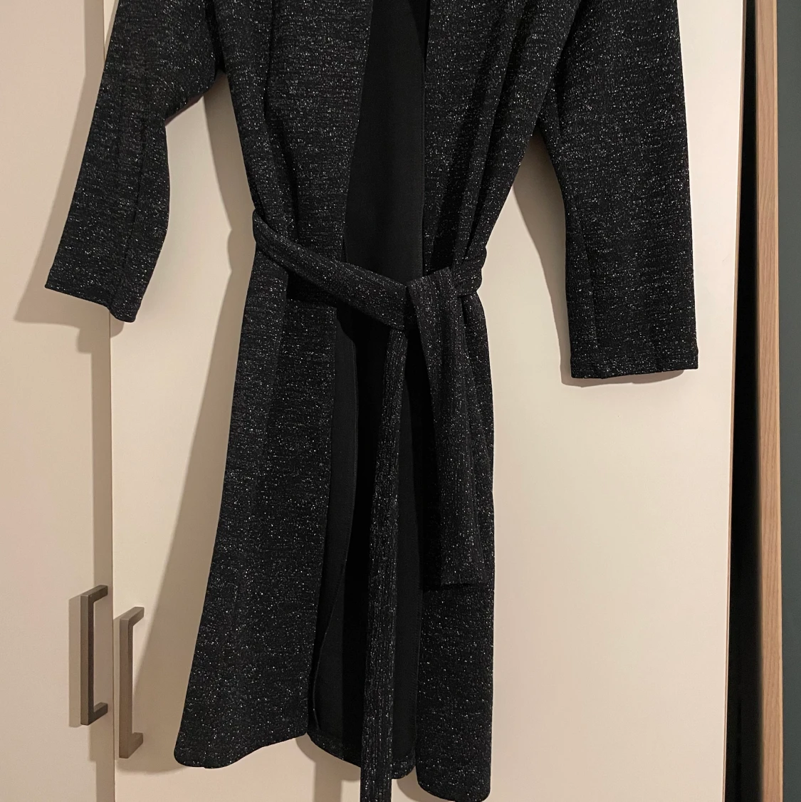 svart kappa med glitterdetaljer stlk s