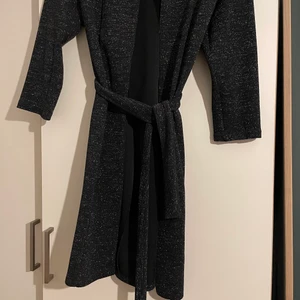 svart kappa med glitterdetaljer stlk s - nyskick aldrig använt pga inte min stil, köpt i italien