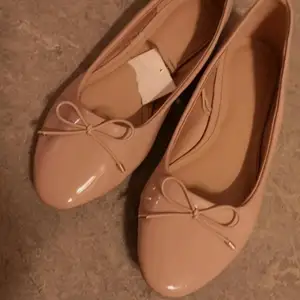 ÄR INTE ANVÄNT!!!! En rosa platt skor jätte soft där inne i skor söt o fint och den använt aldrigggg
