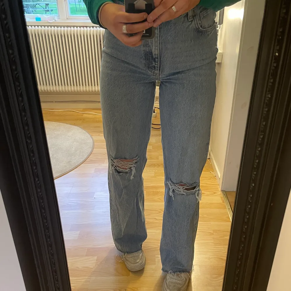 Säljer dessa jeans då dom är lite för stora för mig. Endast använda några få gånger så dom är i väldigt fint skick. Kan frakta eller mötas upp men köparen står för frakten☺️ . Jeans & Byxor.