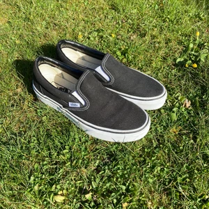 Vans, stl 36 - Svarta Klassiska Vans, stl 36. Knappt använda. 