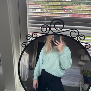 Hoodie från H&M - Grön/blå hoodie från hm som är mjuk inuti! Perfekt nu till hösten! 