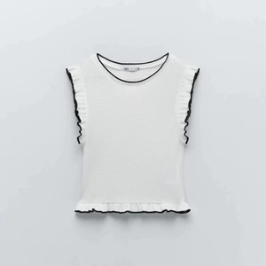 Topp från Zara - Jättesöt topp från zara!! Skriv privat om ni vill ha bild hur den ser ut på❤️ Slutsåld på hemsidan