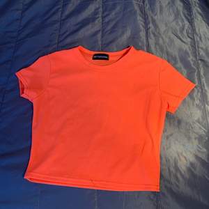 Orange crop top från prettylittlething                                 Bra skick, använd ett fåtal gånger