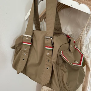  Beige väska - Säljer min fina beiga väska eftersom den inte kommer till  användning💕 