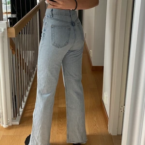 Jeans från zara  - Ljusa högmidjade jeans från zara. Dom är i sin fulla längd, dvs inte avklippta. Jag är 179 och dom är bra längd på mig. Väl använda men bra skick. 