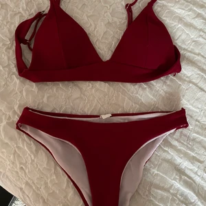 Vinröd bikini - Fin vinröd bikini från Shein. Bra skick och i storlek xs.