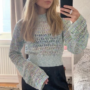 Hålstickad tröja från Zara - Intressekoll på min stickade tröja från Zara. Köptes i somras för 200kr, säljer för 150kr. Knappt använd och skicket är som nytt! Hör av dig vid frågor 💫