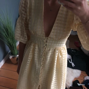 Gul sommarklänning - En aldrig använd klänning i storlek 34