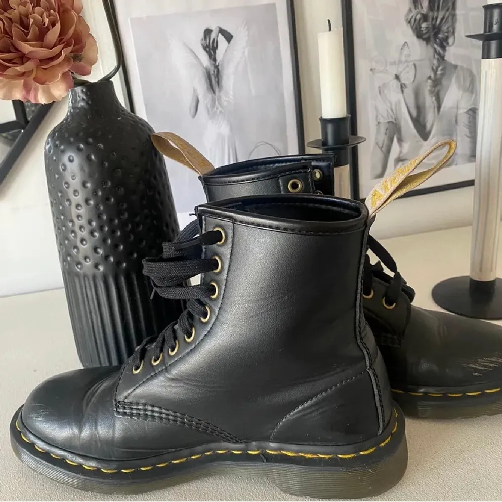 Säljer dessa snygga Dr. Martens som jag köpte här från en tjej på Plick men det var för stora! Är i storlek 38 men skulle mer säga en 39/40!! . Skor.