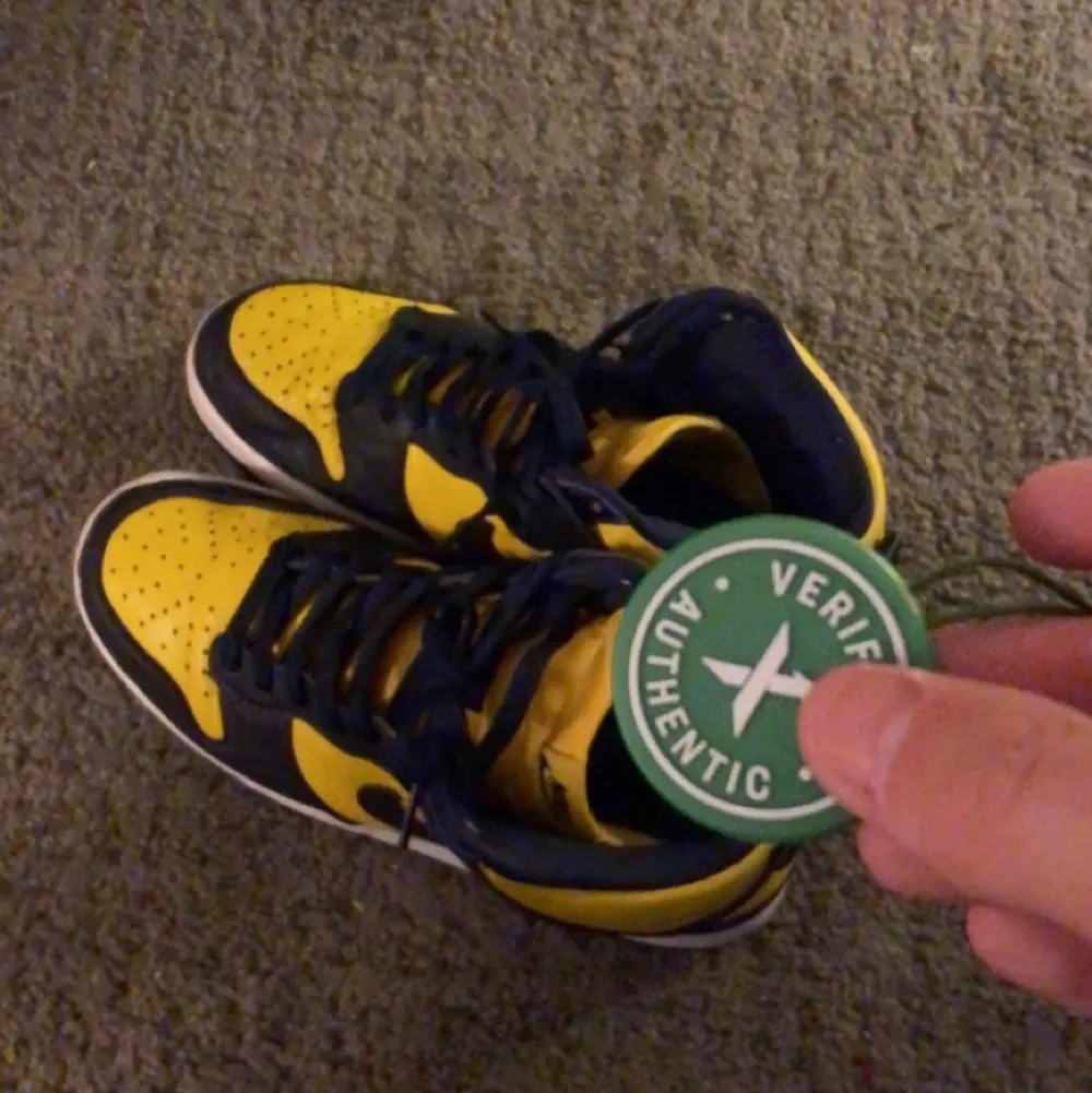 Jag säljer nike dunk high michigan storlek 45. Dom är i väldigt bra skick inga repor eller missfärningar i lädret eller sulan. Jag har haft den i några månader men säljer för dom har gått för lite användning. Pris kan diskuteras . Skor.