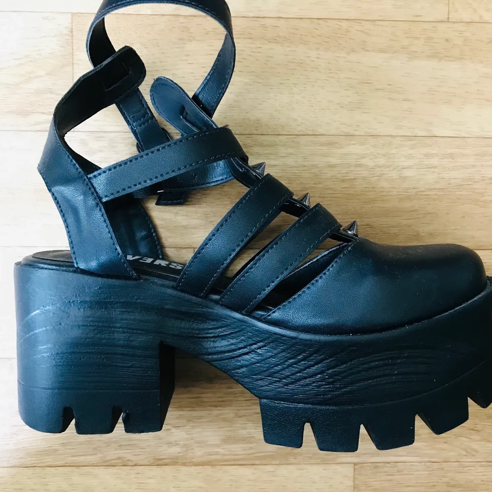 Platform shoes from Reversa brand. 38 extremely comfortable and in new conditions. Used 3 times at last! . Skor.