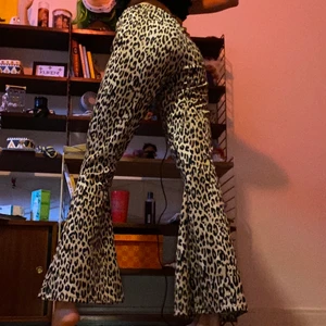 Utsvängda leopard byxor - Utsvängda leopard byxor i storlek M-L. Jag (modellen) är 176cm lång och 79cm runt midjan och dom sitter bra, men är stretchiga:) köparen står för frakten och möts upp i Sthlm:)