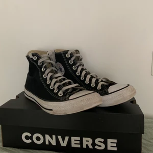 Svarta converse - Säljer mina svarta converse strl 39,5. Fint skick! Säljer för 300kr + ev frakt. Har kvar orginalboxen så man får med den 😄