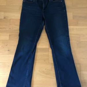 Levis bootcut - Levis clasic Rise bootcut. Säljer den eftersom blev för små för mig. Bra skick, Strl 29, 350kr. Köparen står för frakten kan också mötas i Malmö. 