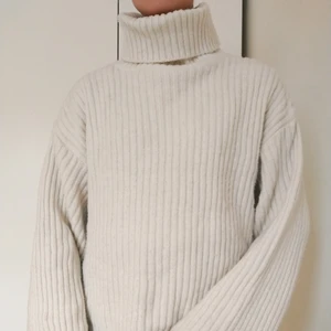 Stickad tröja nakd - Supermysig stickad tröja från nakd i storlek S. Lite oversized så skulle även passa M/L beroende på hur man vill att den ska sitta 🤍