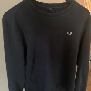 Champion tröja - Champion sweater i marinblått💜 strl S men stor i storleken så passar alltifrån XS-M⚡️ fint skick