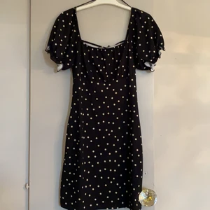 Klänning storlek M aldrig (använd) - Superfin klänning i storlek m, aldrig använd, köparen står för frakten 