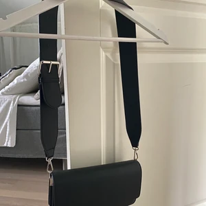 Axelremsväska  - Jättefin väska från Nakd! Inköpt för ungefär en månad sedan och använd endast ett par gånger💕