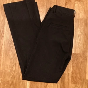 BikBok kostymbyxa Wilma - De är oanvända kostymbyxor som passar till allt.